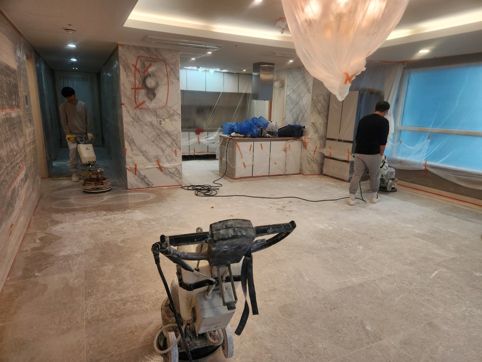 광택 복원 후 거실 전경