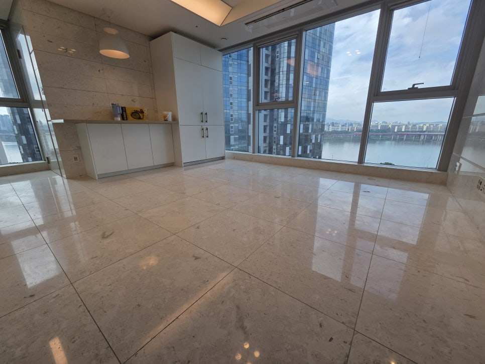 작업 전 거실 전경