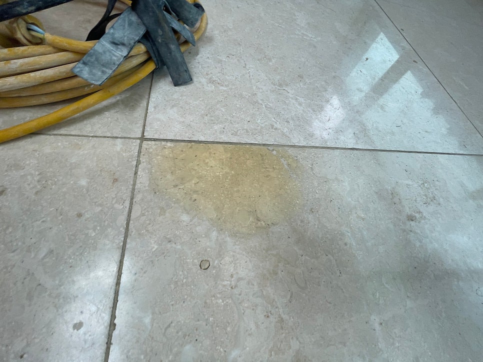 바닥 오염 자국